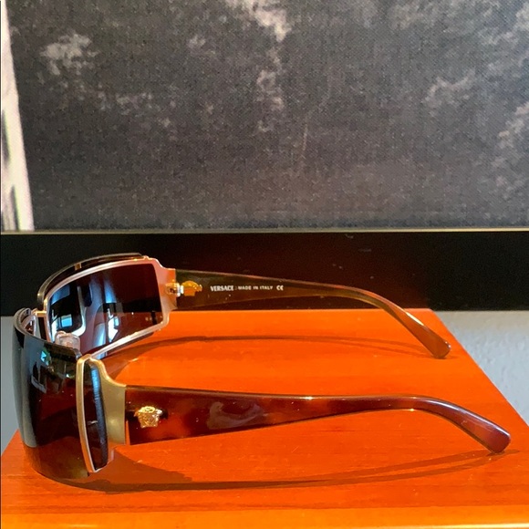 Versace - Picture 2 of 4